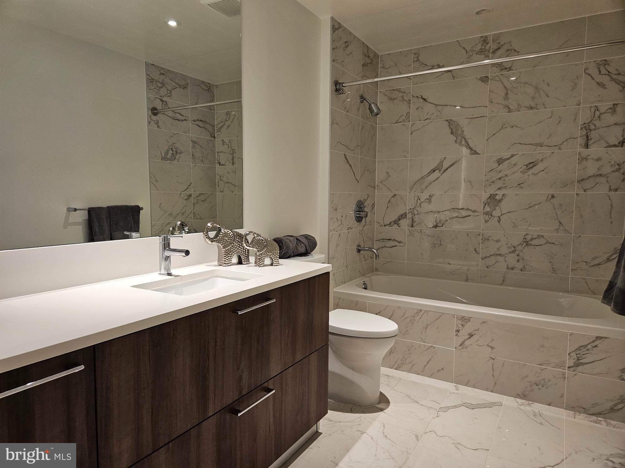 THE VERSE CONDO - Residential Lease