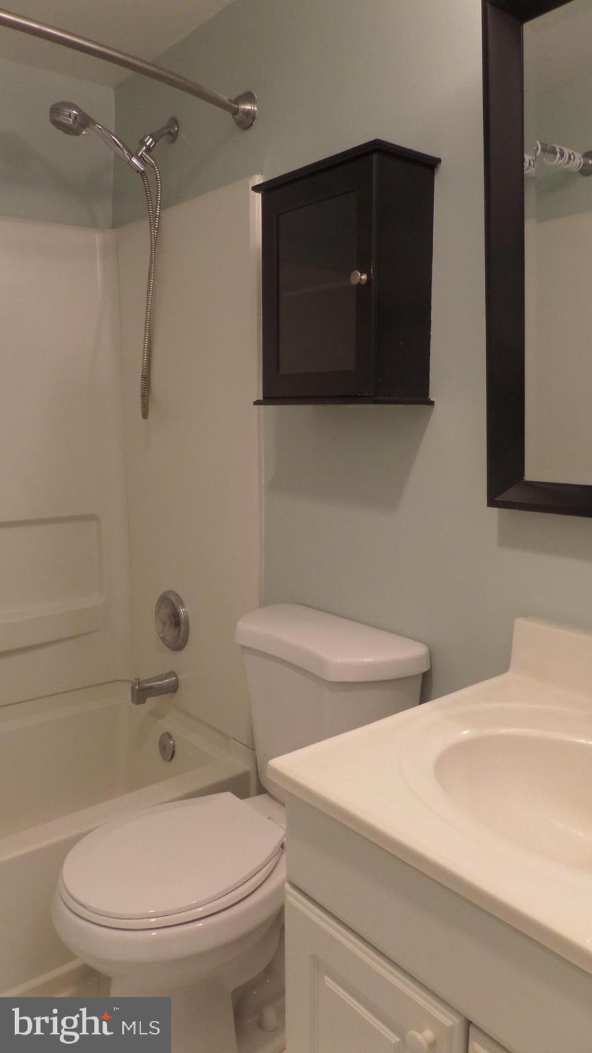 RIVER TOWERS - Residential Lease