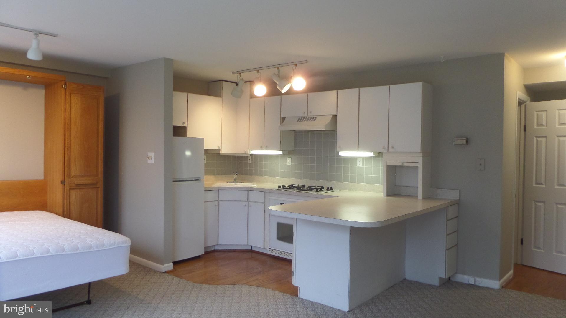 RIVER TOWERS - Residential Lease