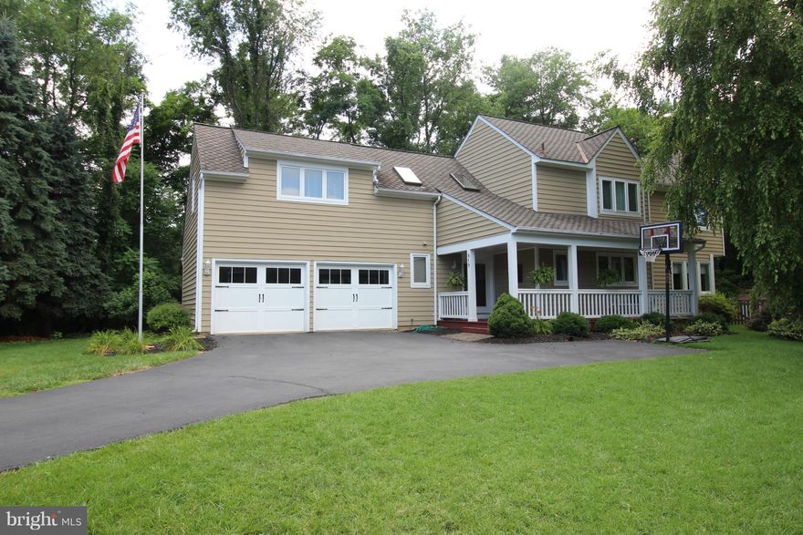 Charming home in quiet cul-de-sac w/ designer upgrades! Premium lot, backs to trees. Fenced yard, deck, & wrap around porch. Remodel KIT w/ beautiful quartz countertops & large island. FR off KIT w/ gas FP & window walls. Open&airy foyer/LR w/ vaulted ceiling & bright skylights. MBR w/ cathedral ceiling & WIC w/ organizers. Spectacular remodeled MBA. Unfin Base w/ great potential! Must see!