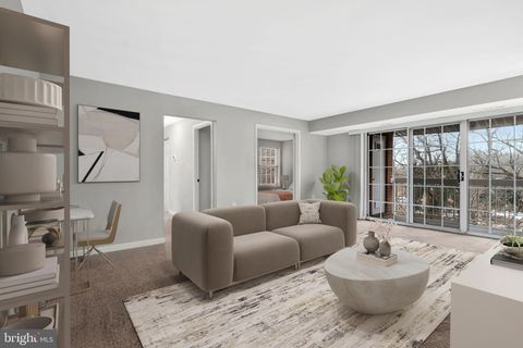 Photo of 1916 Wilson Lane #202, MCLEAN, VA 22102 (MLS # VAFX2297382)