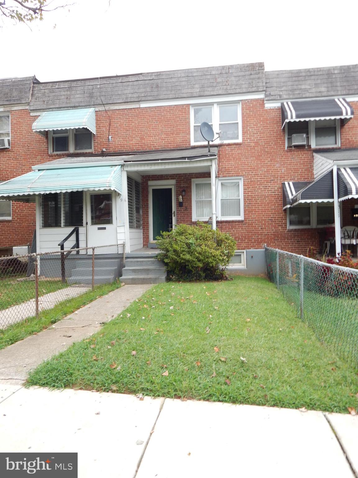 INVESTOR Special. Large 2BR 1 Bath Townhous in a quiet tree-lined neighborhood ready for your renovations. Hardwood floors appear to be in very good condition. Front & rear yards plus a nice front porch.