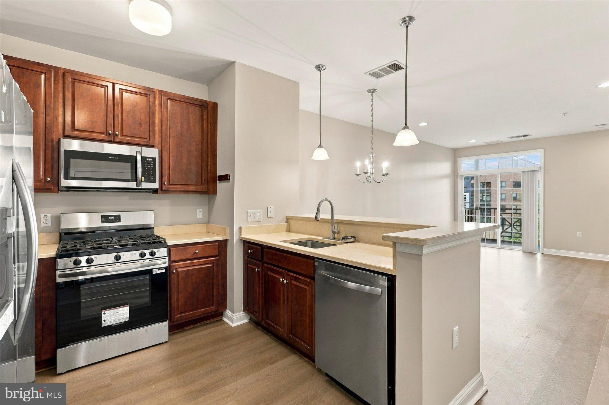 300 W ELM STREET 2116