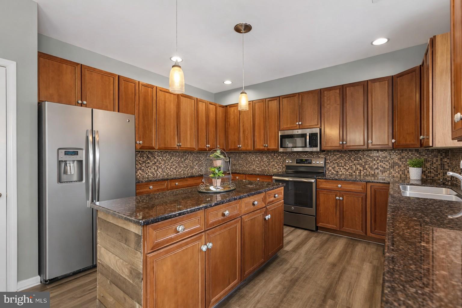 ROLLING HILLS - Residential