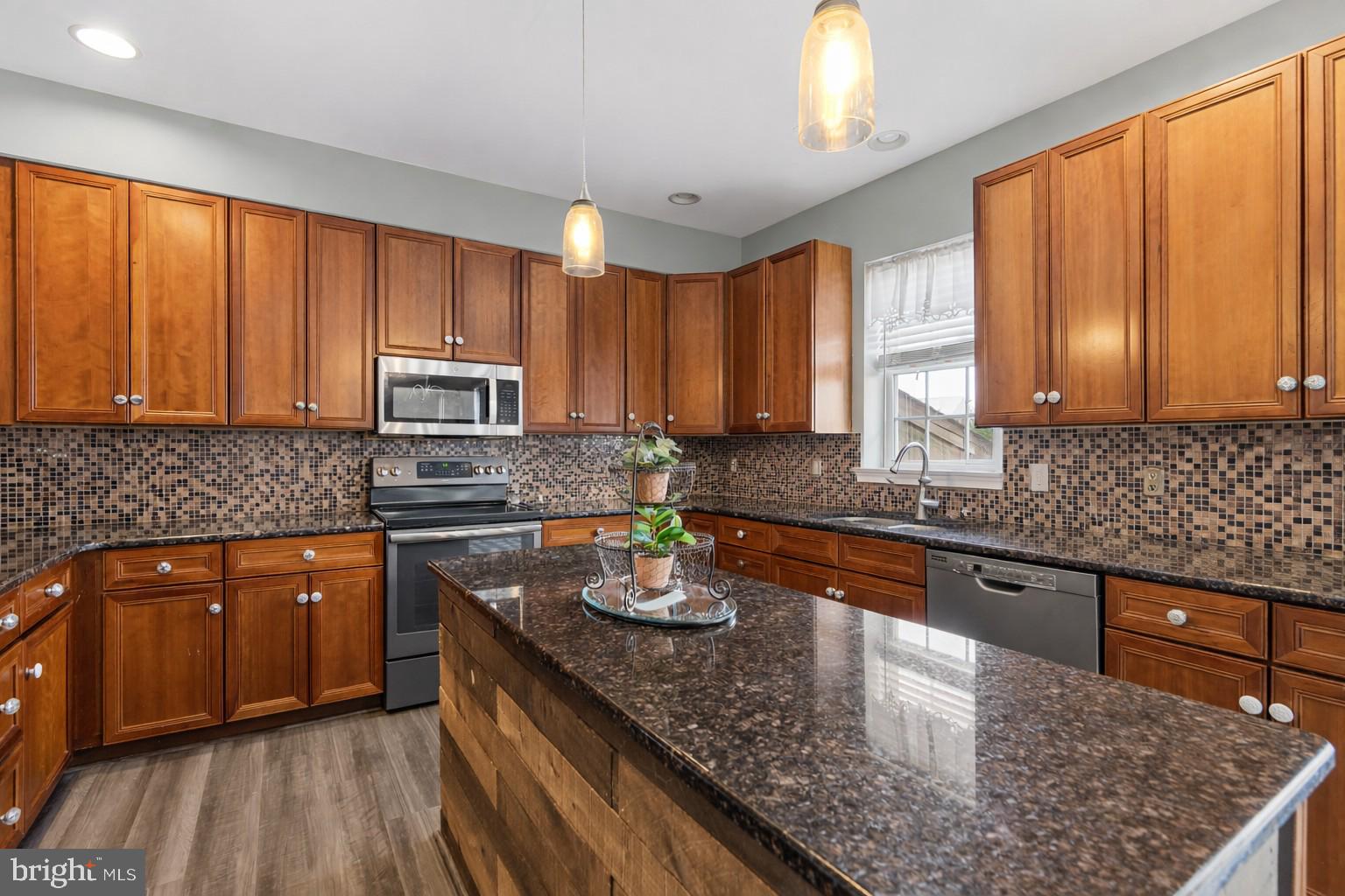 ROLLING HILLS - Residential