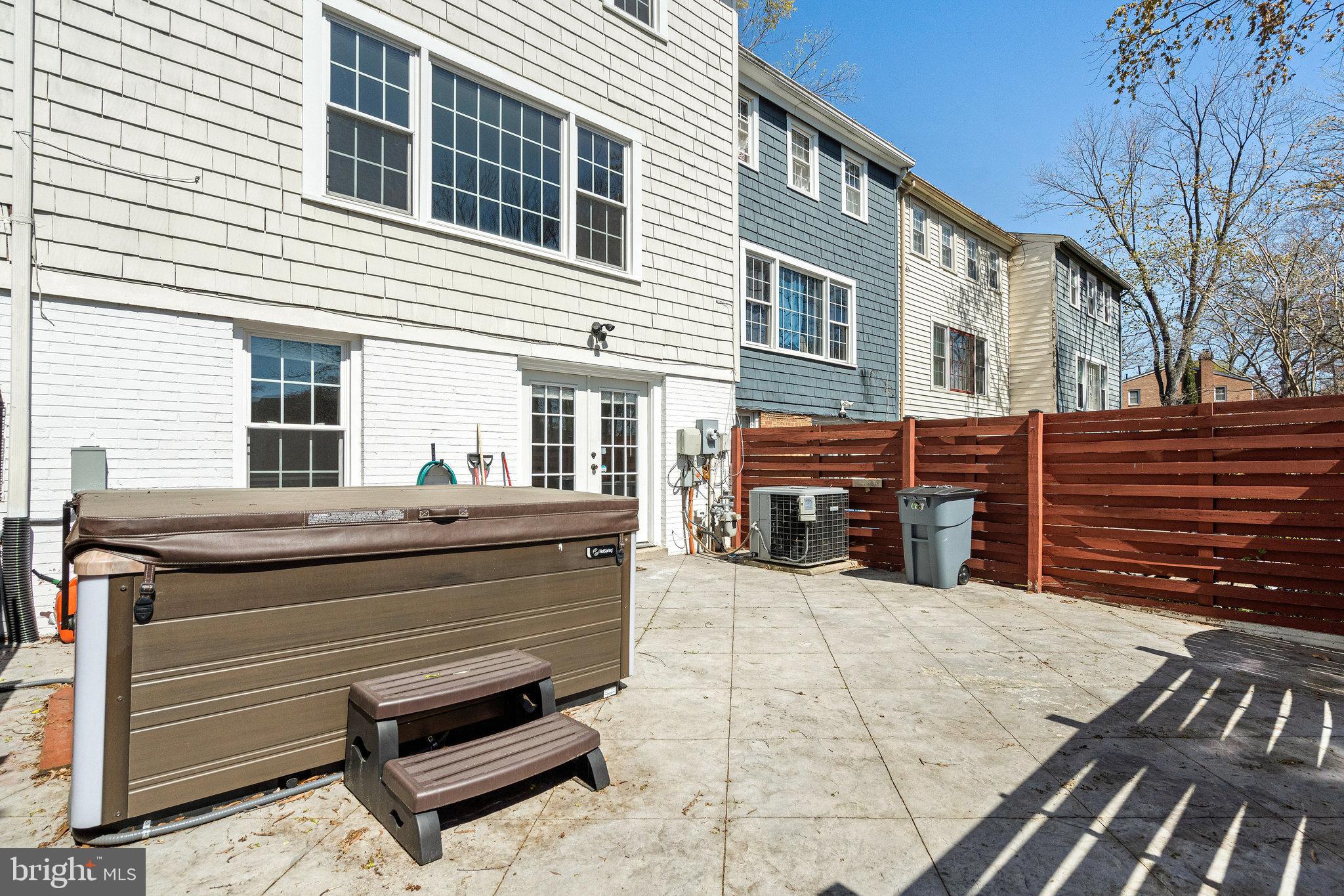 GREENWICH HILL - Residential