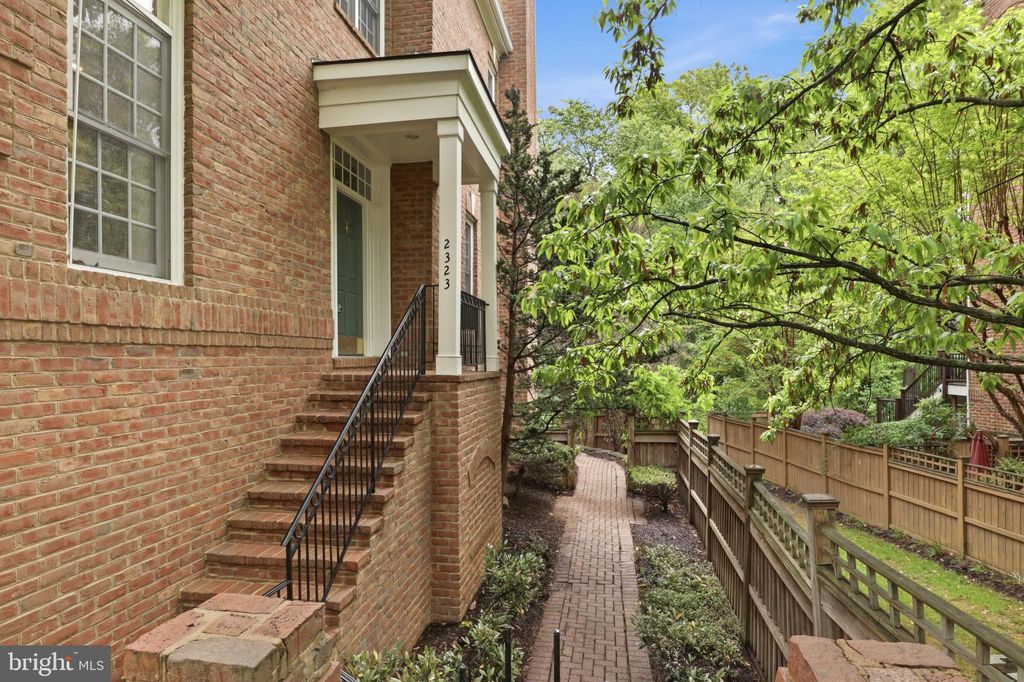 Photo of 2323 Sawtooth Oak Court, VIENNA, VA 22182 (MLS # VAFX2304558)