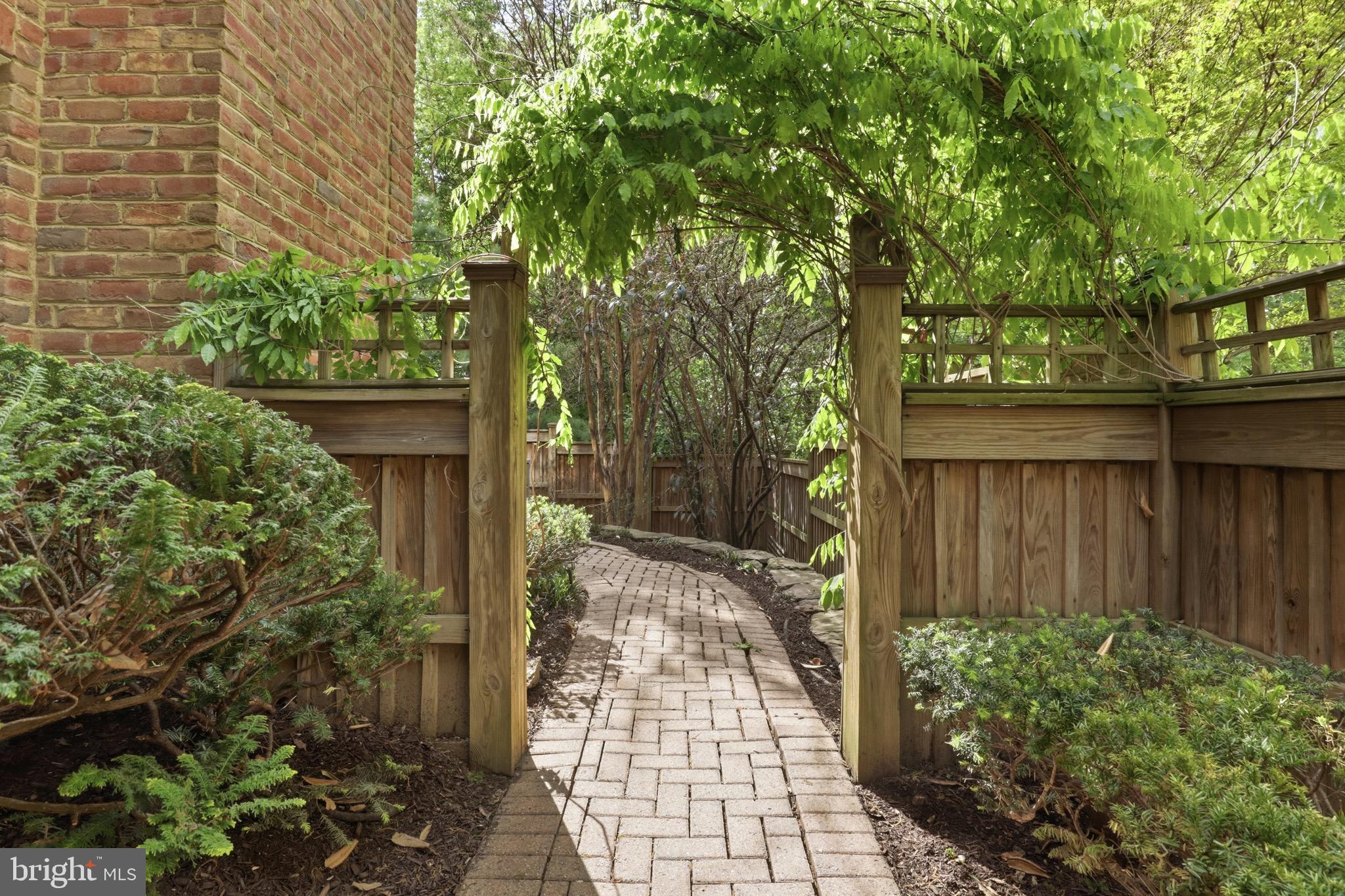 2323 SAWTOOTH OAK COURT