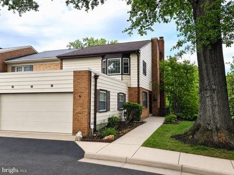 Photo of 926 Moorefield Creek Road SW, VIENNA, VA 22180 (MLS # VAFX2313074)
