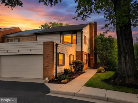 Photo of 926 Moorefield Creek Road SW, VIENNA, VA 22180 (MLS # VAFX2313074)