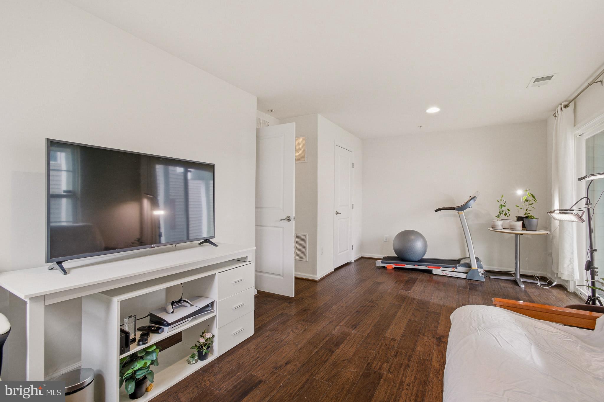 HOWARD SQUARE - Residential