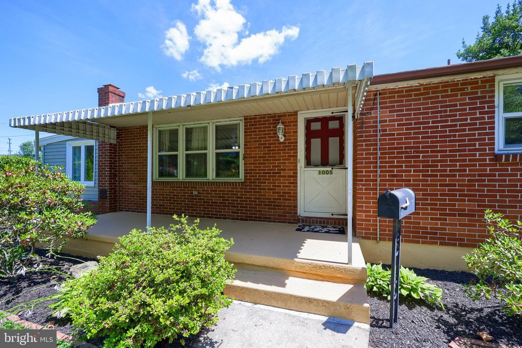 Photo of 1005 Midway Avenue, Lancaster, PA 17601 (MLS # PALA2053454)