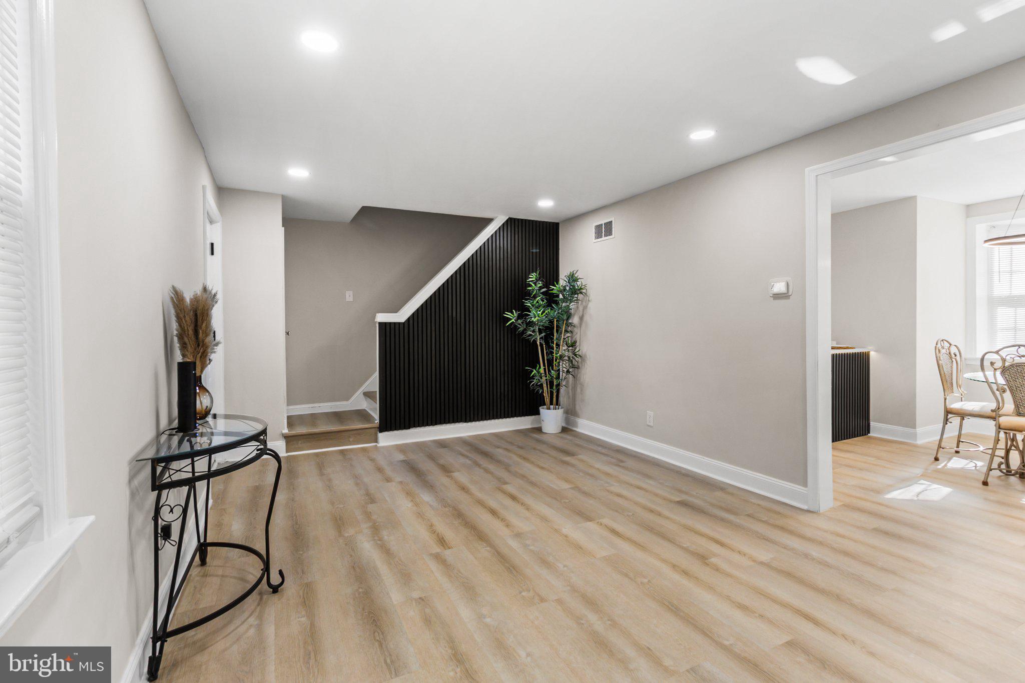 6 N STUYVESANT DRIVE