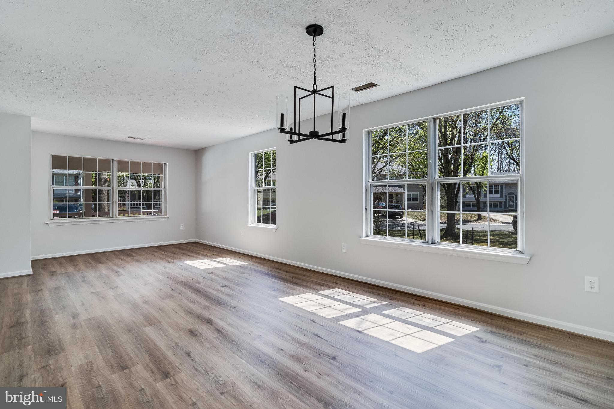 ST CHARLES HAMPSHIRE - Residential