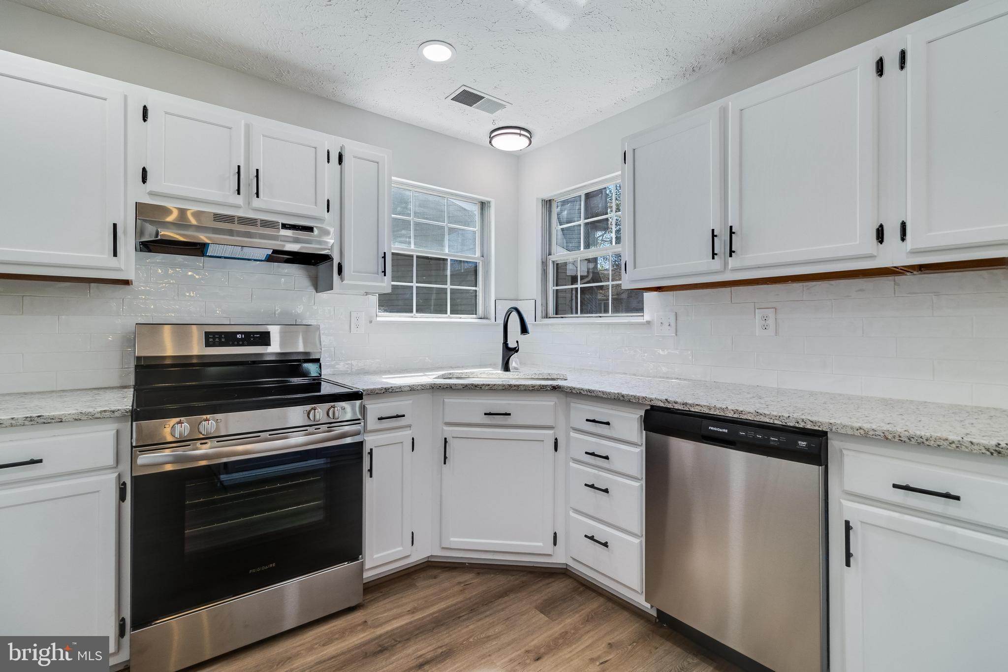 ST CHARLES HAMPSHIRE - Residential