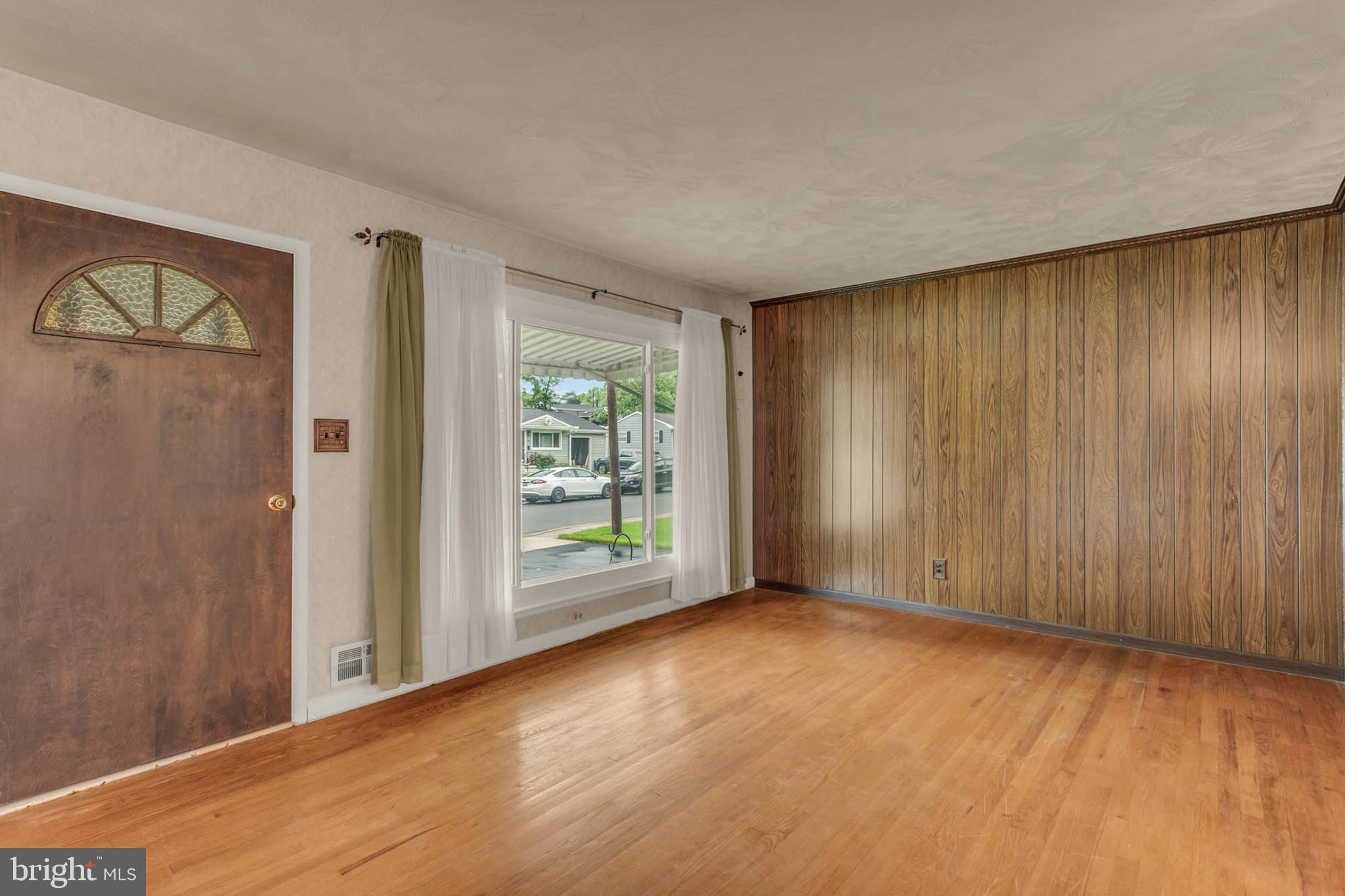 586 RITA DRIVE