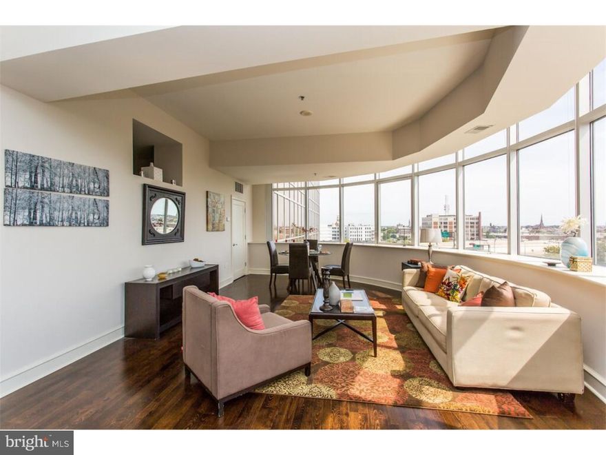 Enormous 976 sq ft 1 bedroom FOR SALE at METRO CLUB CONDOMINIUMS. Magnificent views of The Ben Franklin bridge, spectacular sunlight, gated parking, POOL, and GYM, is what you will find in this fantastic residence. Beautiful kitchen with granite counter tops, STAINLESS STEEL appliances, plus fantastic breakfast bar. All MARBLE bath, spacious and gracious bedroom with terrific closet space. enjoy living in this elevator doorman building just minutes from Old City, Washington Square, Jefferson Hospital, Pennsylvania Hospital, some of the city's best restaurants and cafes