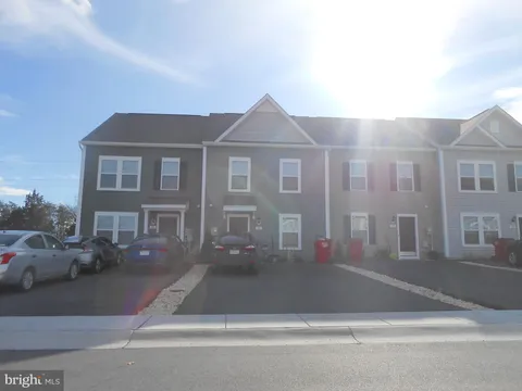 15 Pitch Pine Ct, Bunker Hill, WV MLS: WVBE2037702