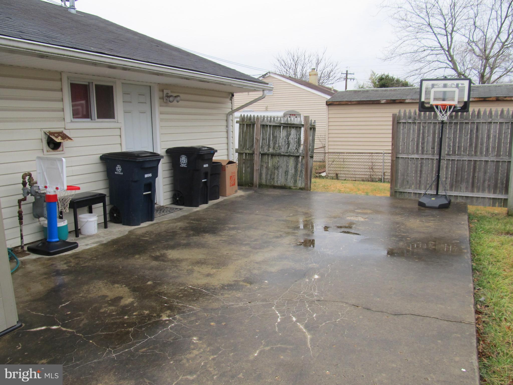 SOUTH LAWN - Residential