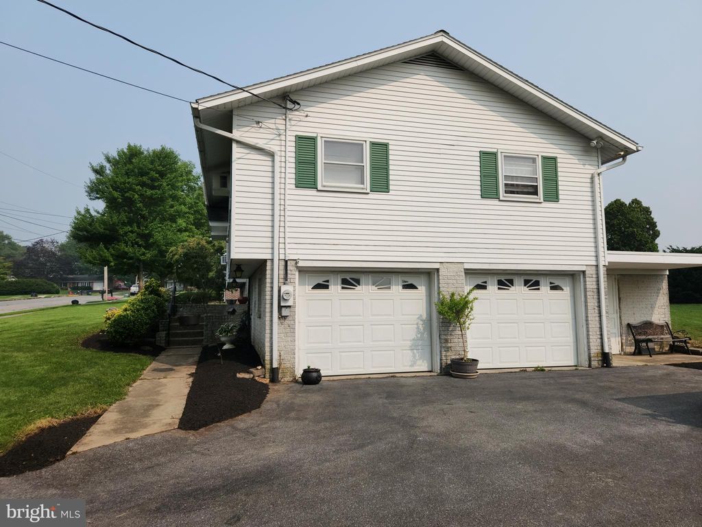 Photo of 329 PARKVIEW DR, MANHEIM, PA 17545 (MLS # PALA2038148)