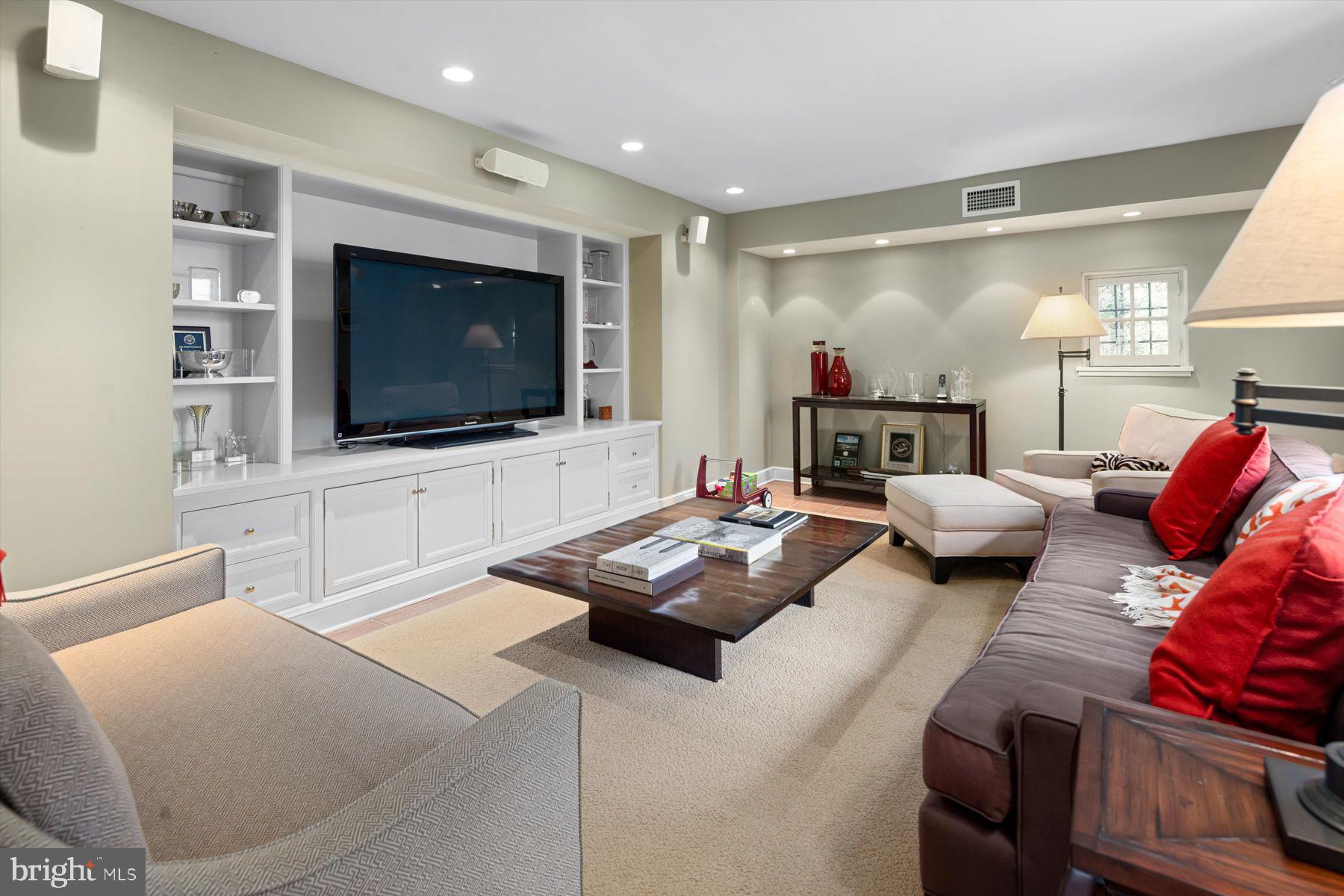 CHESTNUT HILL - Residential