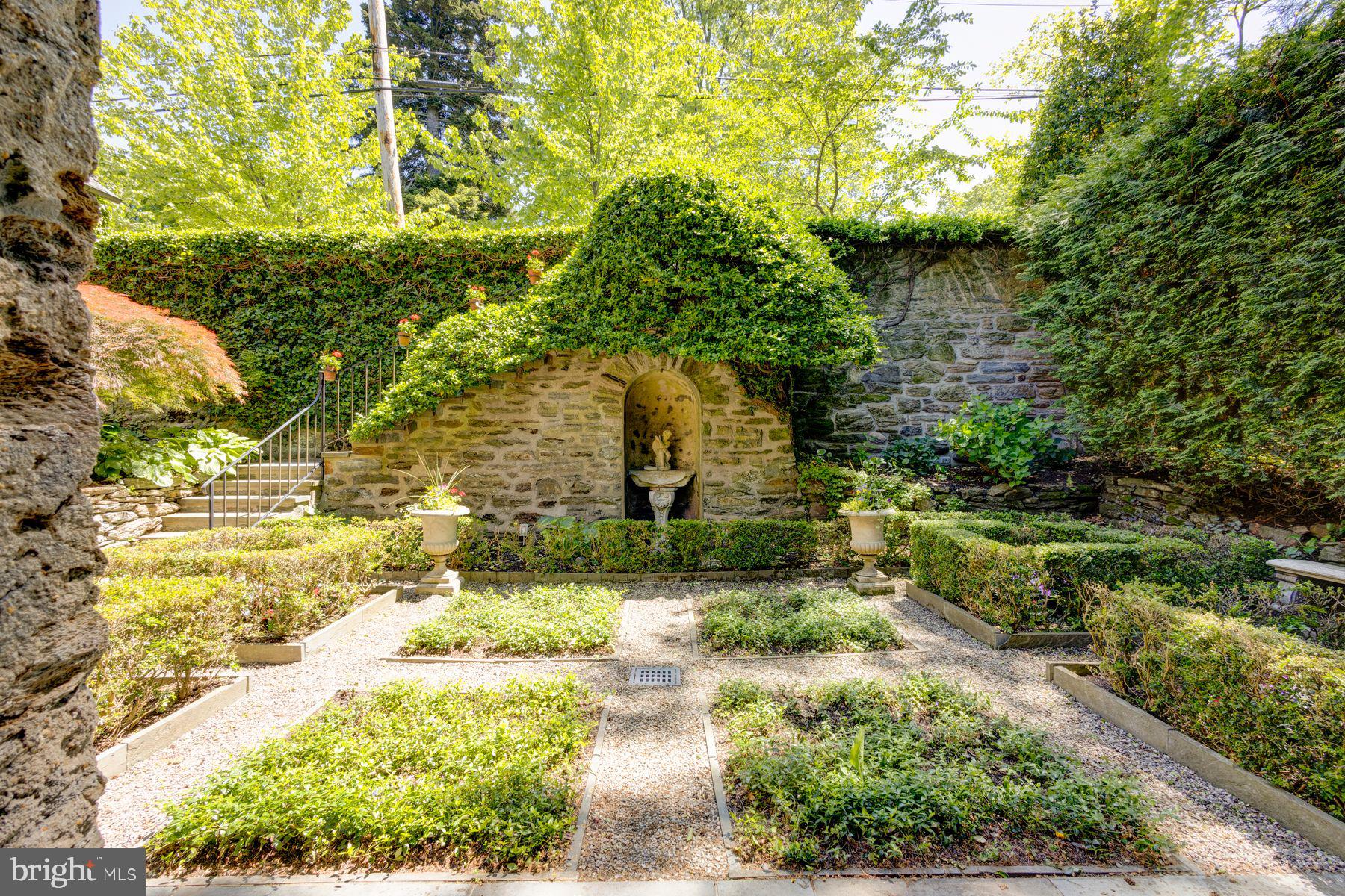 CHESTNUT HILL - Residential