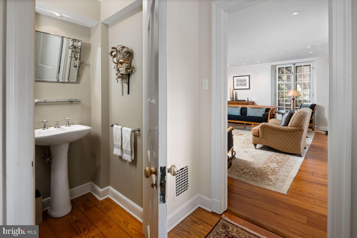 CHESTNUT HILL - Residential