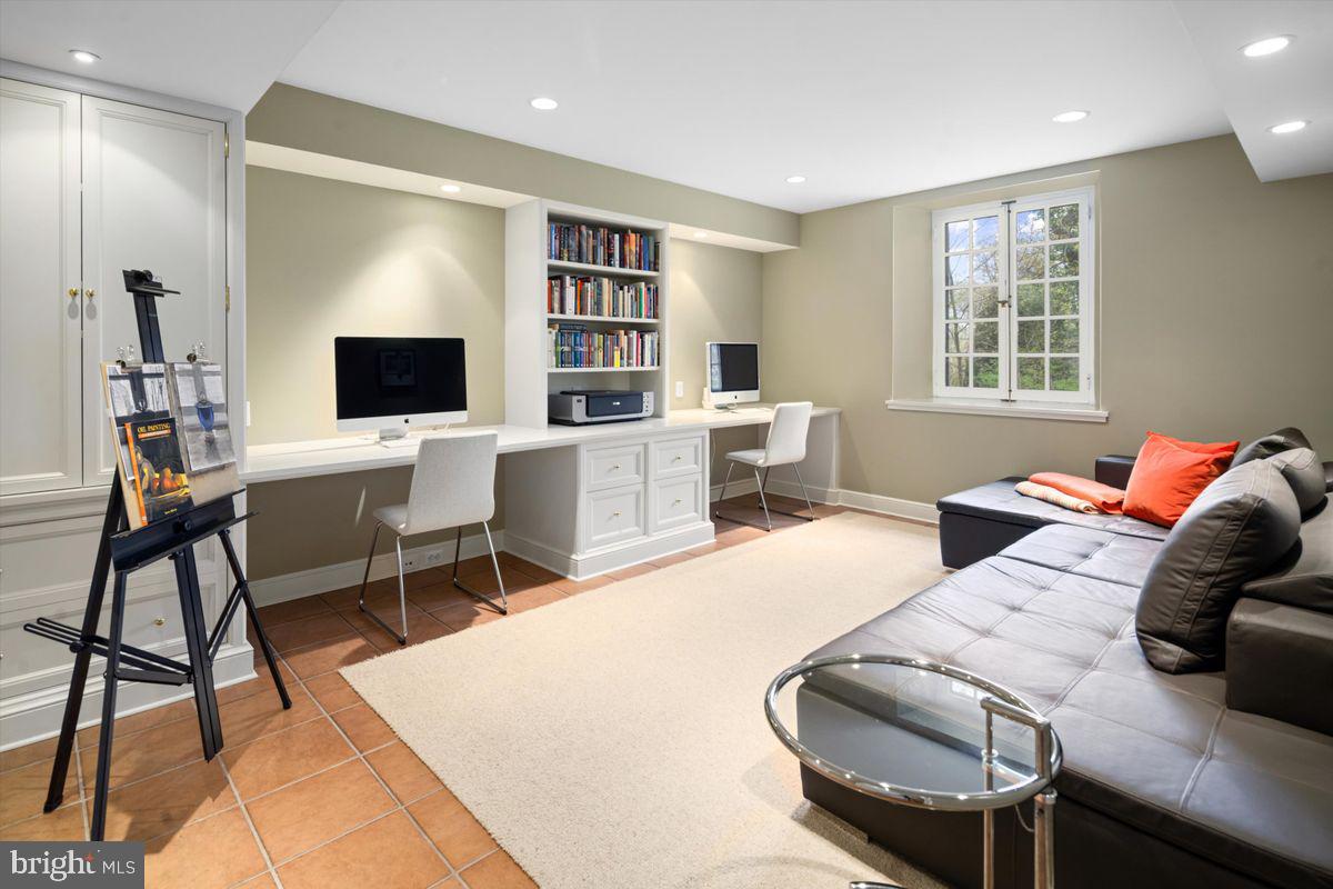 CHESTNUT HILL - Residential