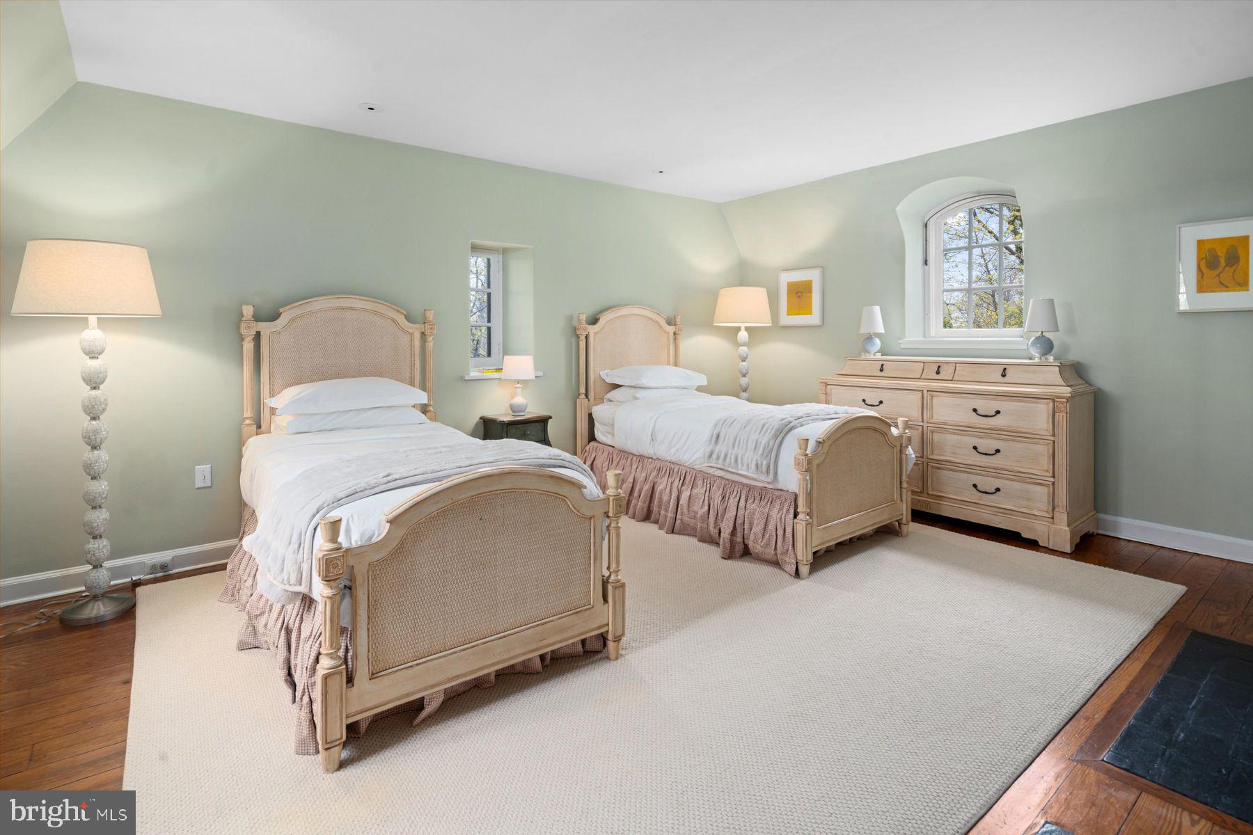 CHESTNUT HILL - Residential