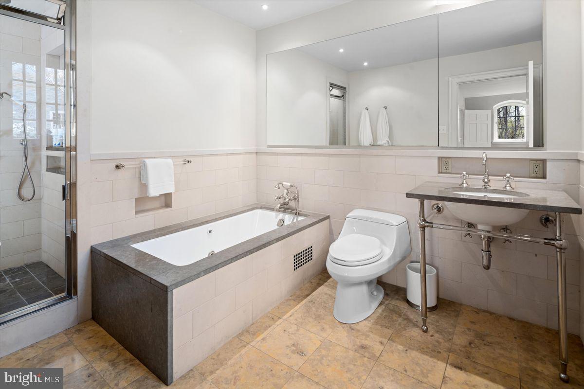 CHESTNUT HILL - Residential