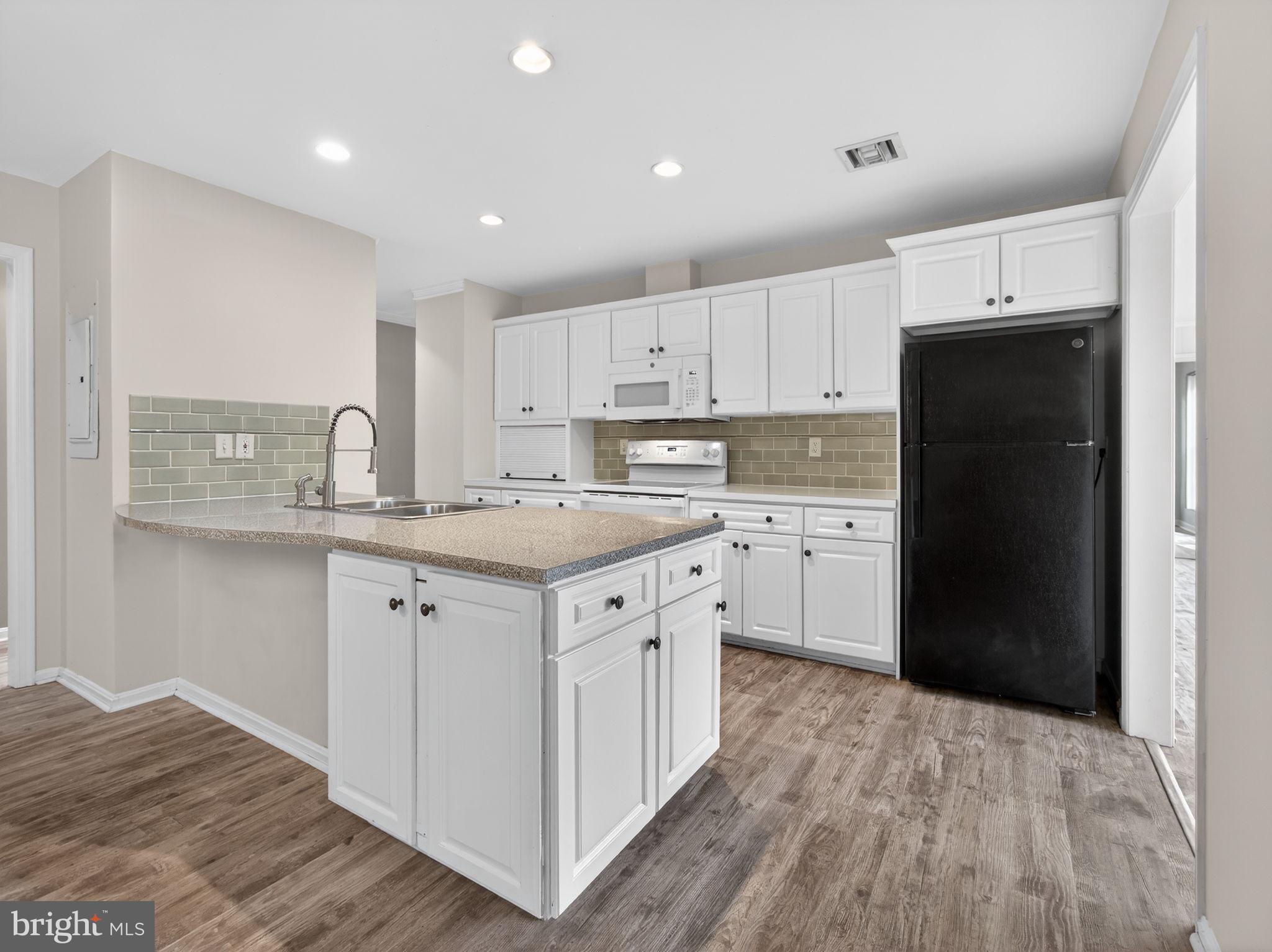 COUNTRY PLACE - Residential