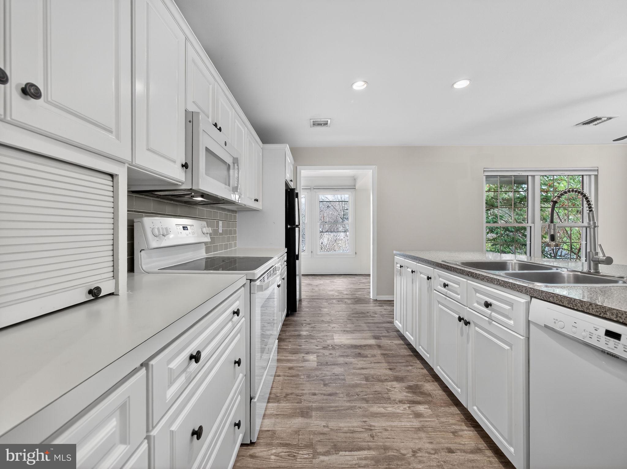 COUNTRY PLACE - Residential