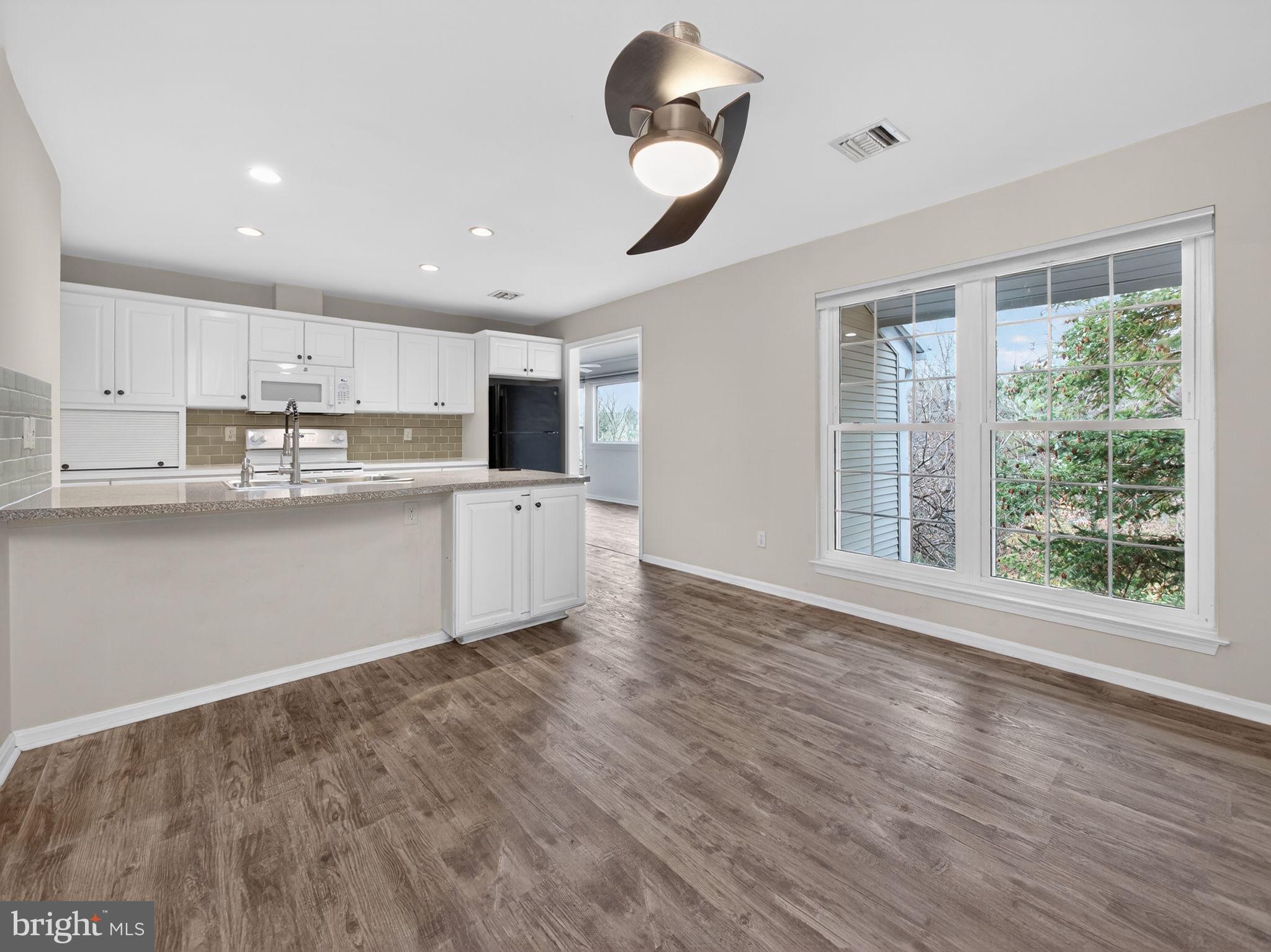 COUNTRY PLACE - Residential