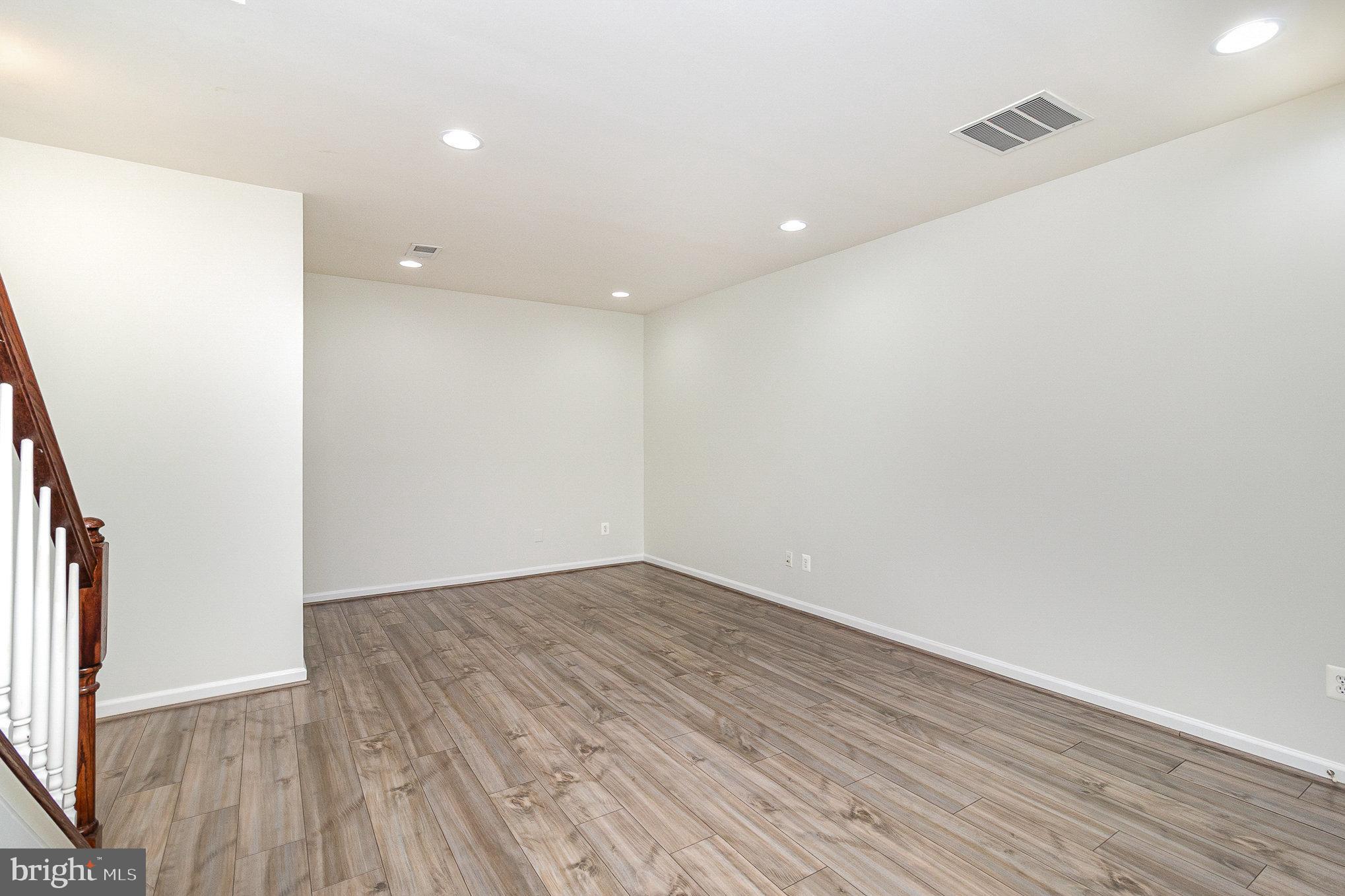 RIVER OAKS - Residential Lease