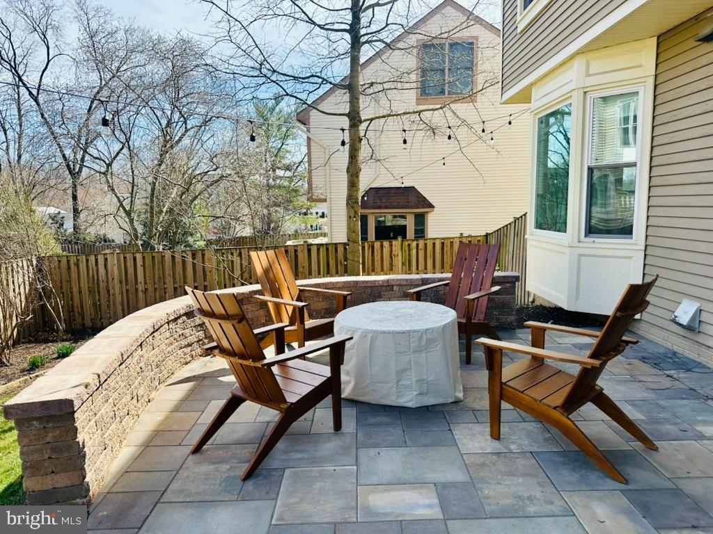 LAKE DEVEREUX - Residential Lease