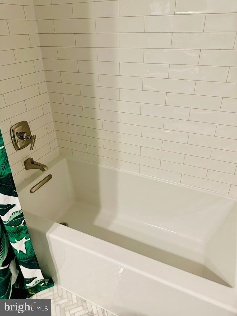 LAKE DEVEREUX - Residential Lease