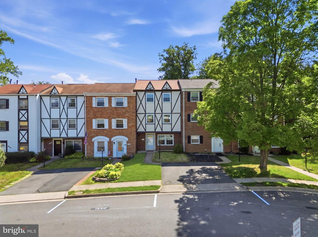 Photo of 6335 Paddington Lane, CENTREVILLE, VA 20120 (MLS # VAFX2311876)