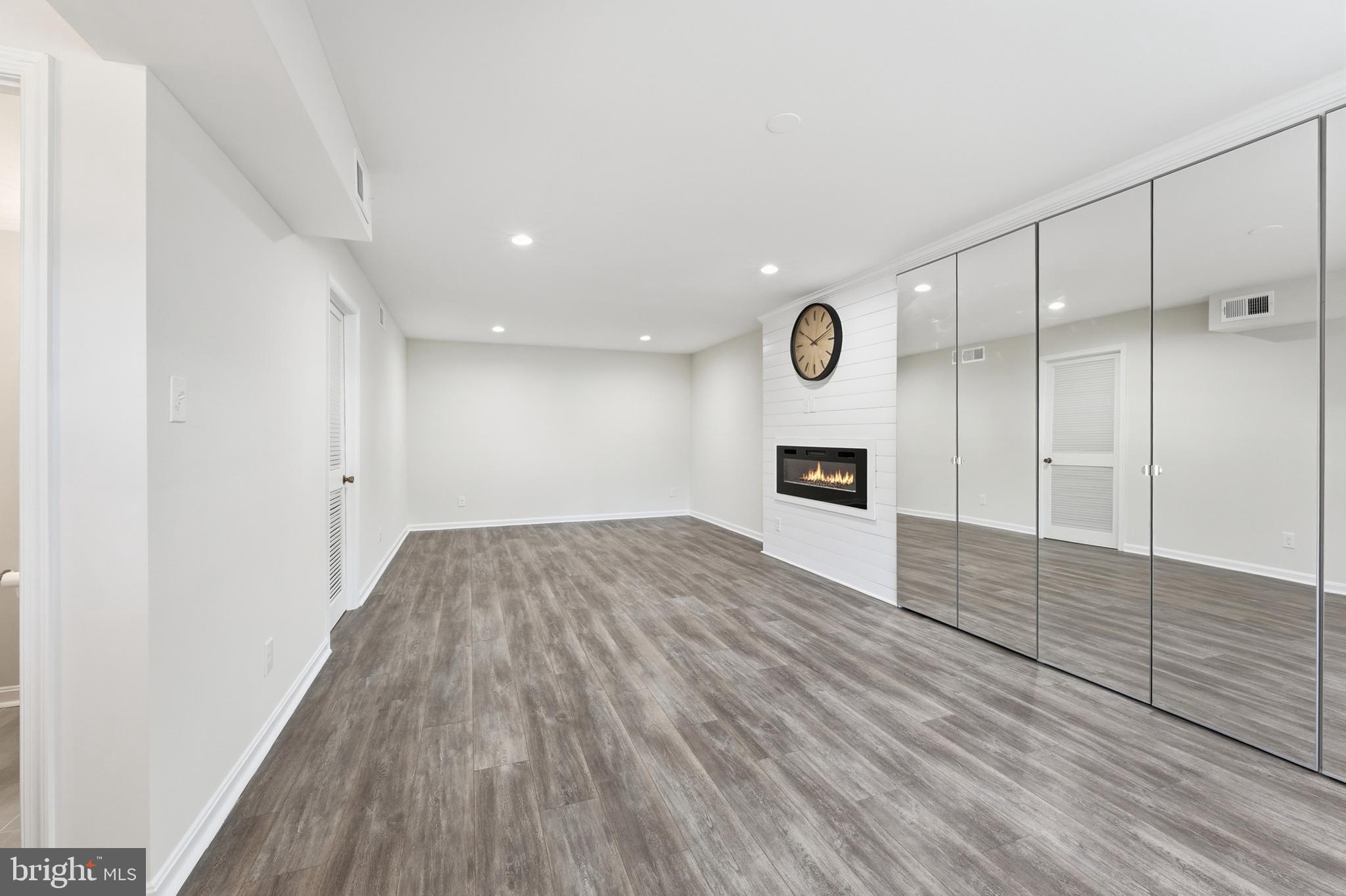 LONDON TOWNE - Residential