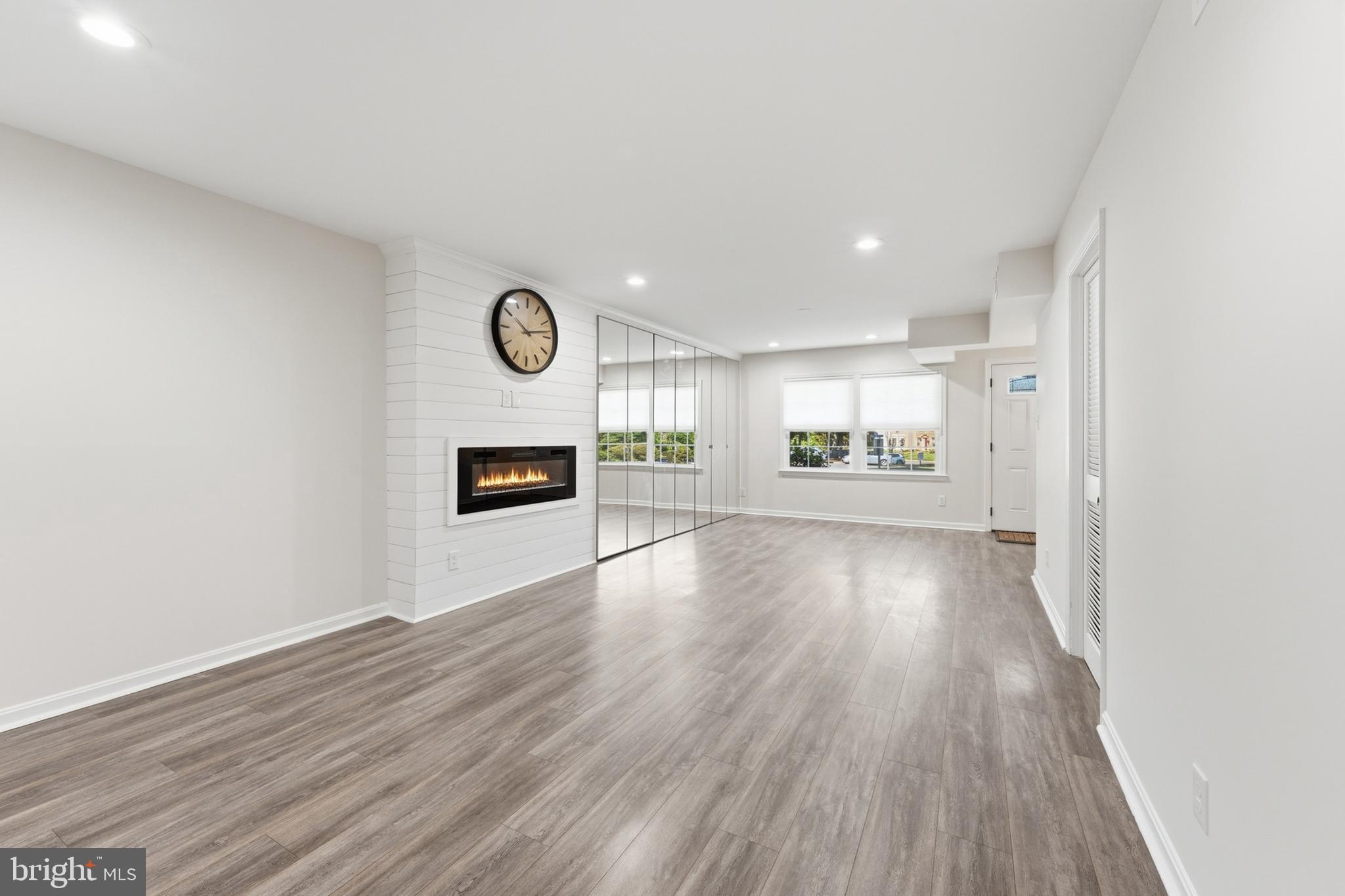 LONDON TOWNE - Residential