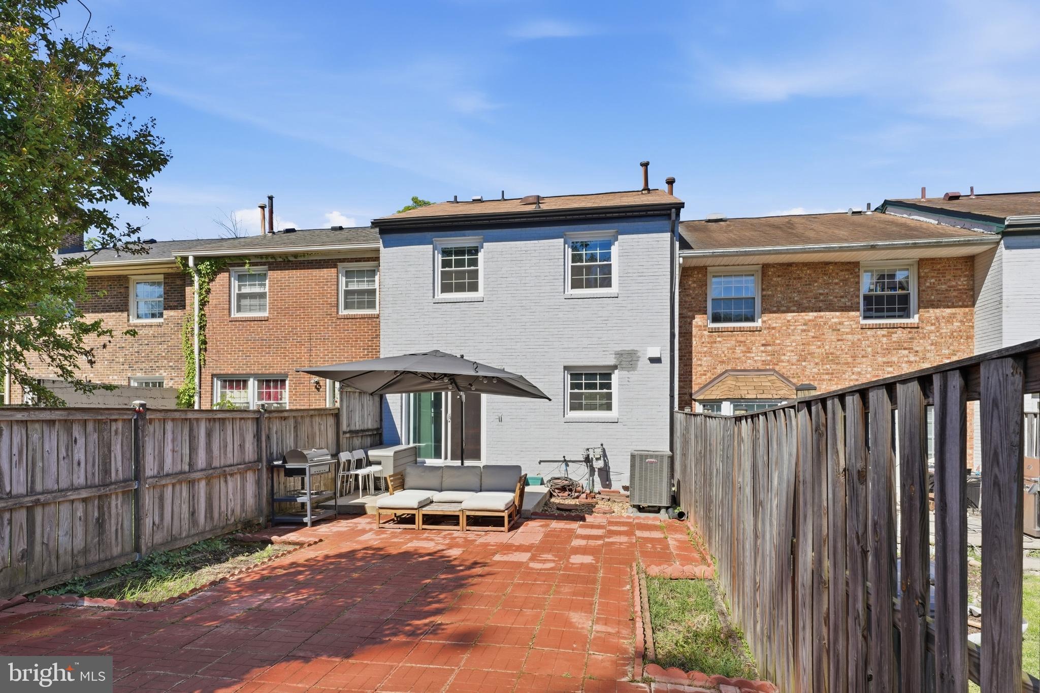LONDON TOWNE - Residential