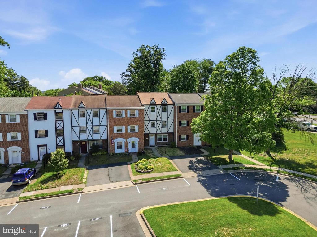 Photo of 6335 Paddington Lane, CENTREVILLE, VA 20120 (MLS # VAFX2311876)