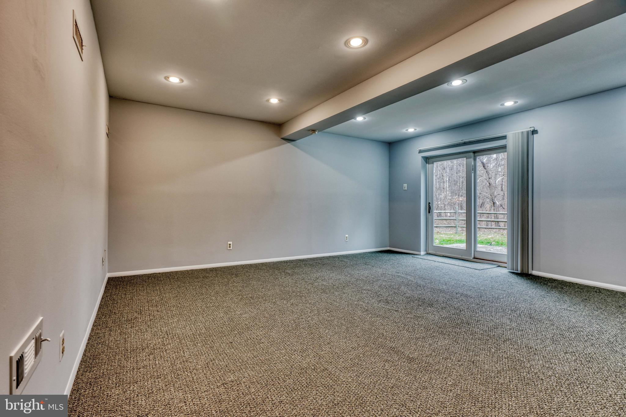 SEVEN COURTS - Residential