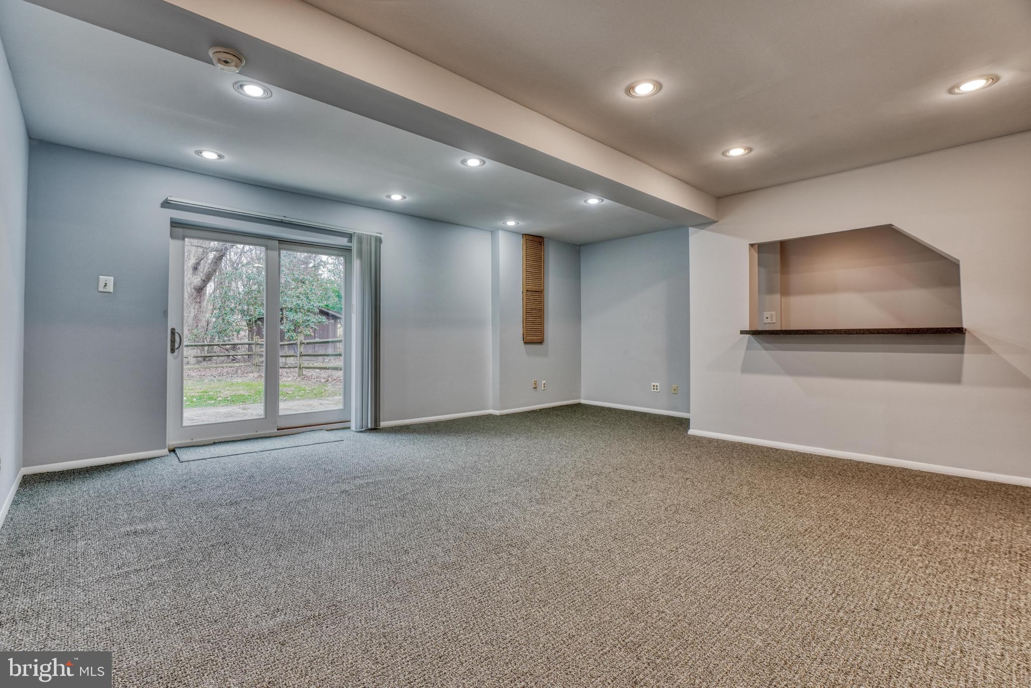 SEVEN COURTS - Residential