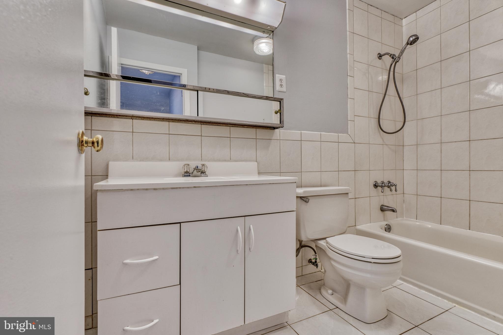 SEVEN COURTS - Residential