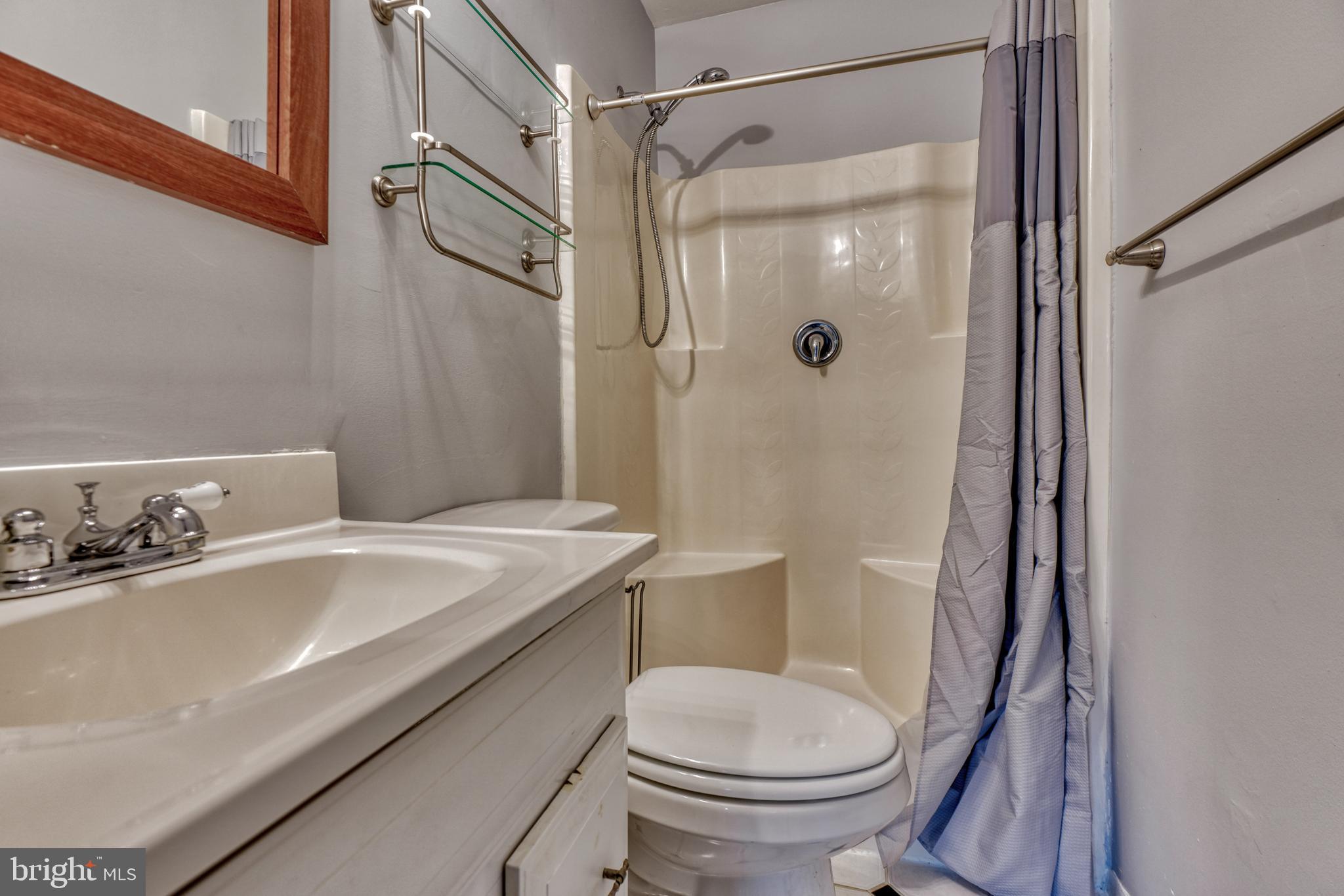 SEVEN COURTS - Residential