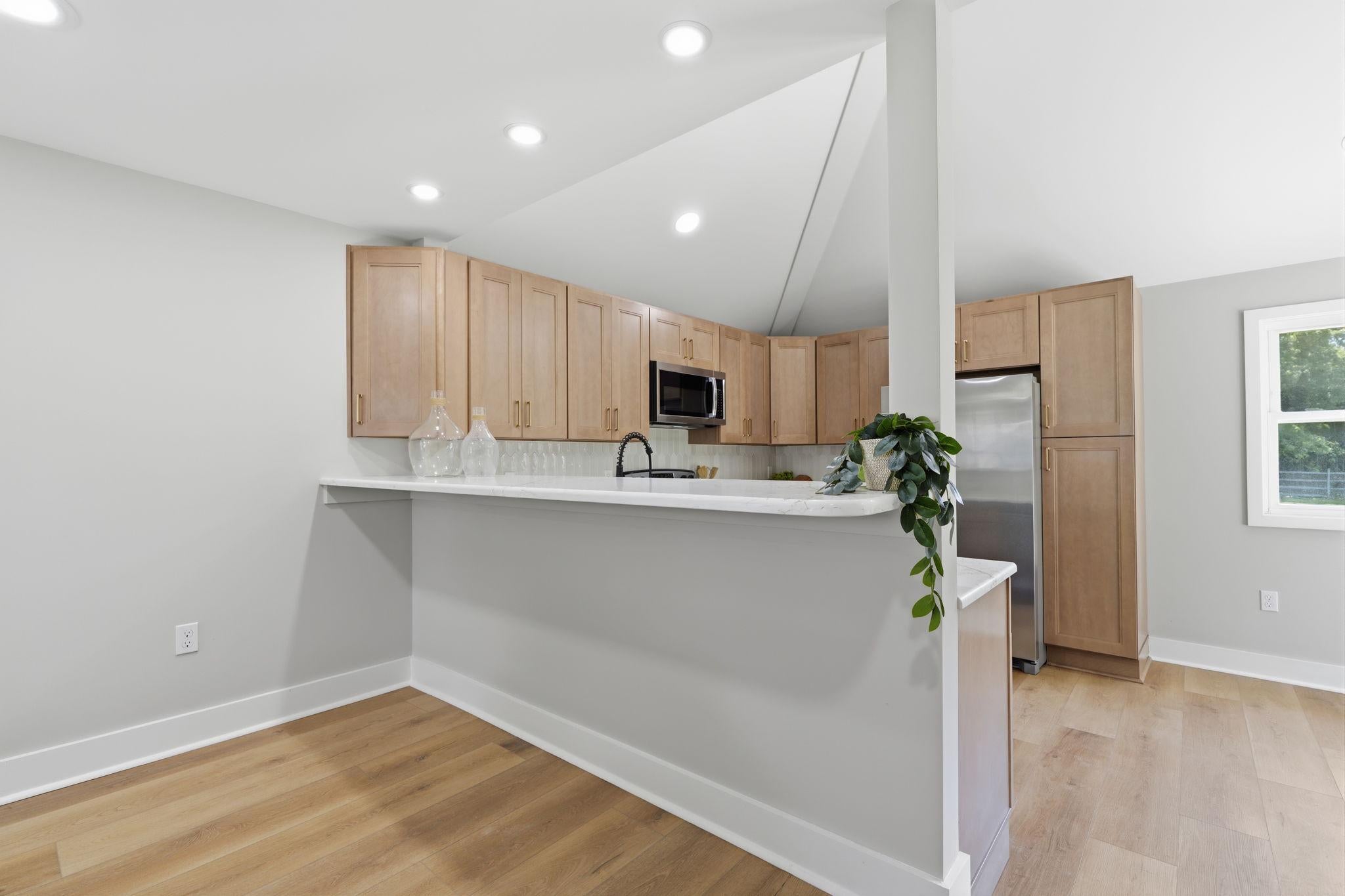 136 E MARSHALL AVENUE