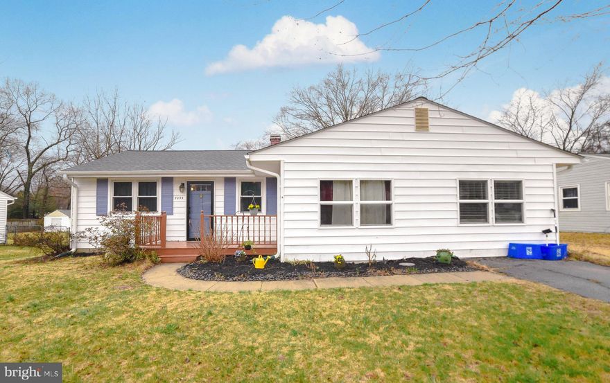 WHY RENT WHEN YOU CAN OWN YOUR OWN HOME FOR LESS. THIS PROPERTY IS IN AN AWESOME LOCATION FOR ANYONE COMMUTING TO DC, VA OR INDIAN HEAD. CLOSE TO SHOPPING YET STILL FAR ENOUGH AWAY FROM THE CITY SMELLS AND LIGHTS. THIS PROPERTY HAS 3 BEDROOMS AND 2 BATHS, A SEPERATE FAMILYROOM AND SEPERATE GREAT ROOM, SO EVERYONE CAN SPREAD OUT. 
 THE FENCED IN YARD IS GREAT FOR THE 4 LEGGED FAMILY MEMBERS OR THE 2 LEGGED ONES. THE FRESH PAINT AND CARPET MAKE THIS HOME FRESH AND MOVE IN READY. IT WONT LAST LONG.