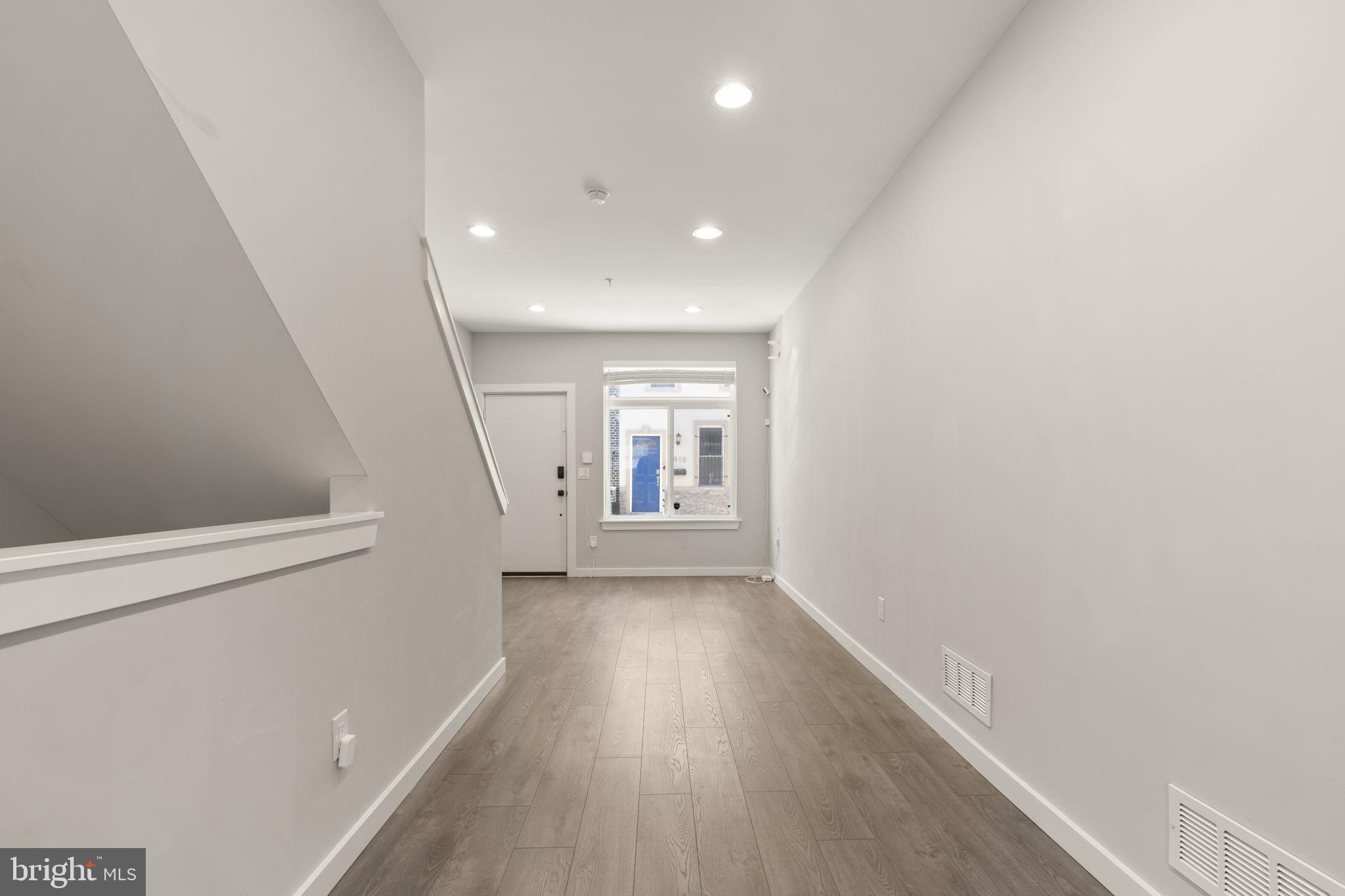 EAST KENSINGTON - Residential