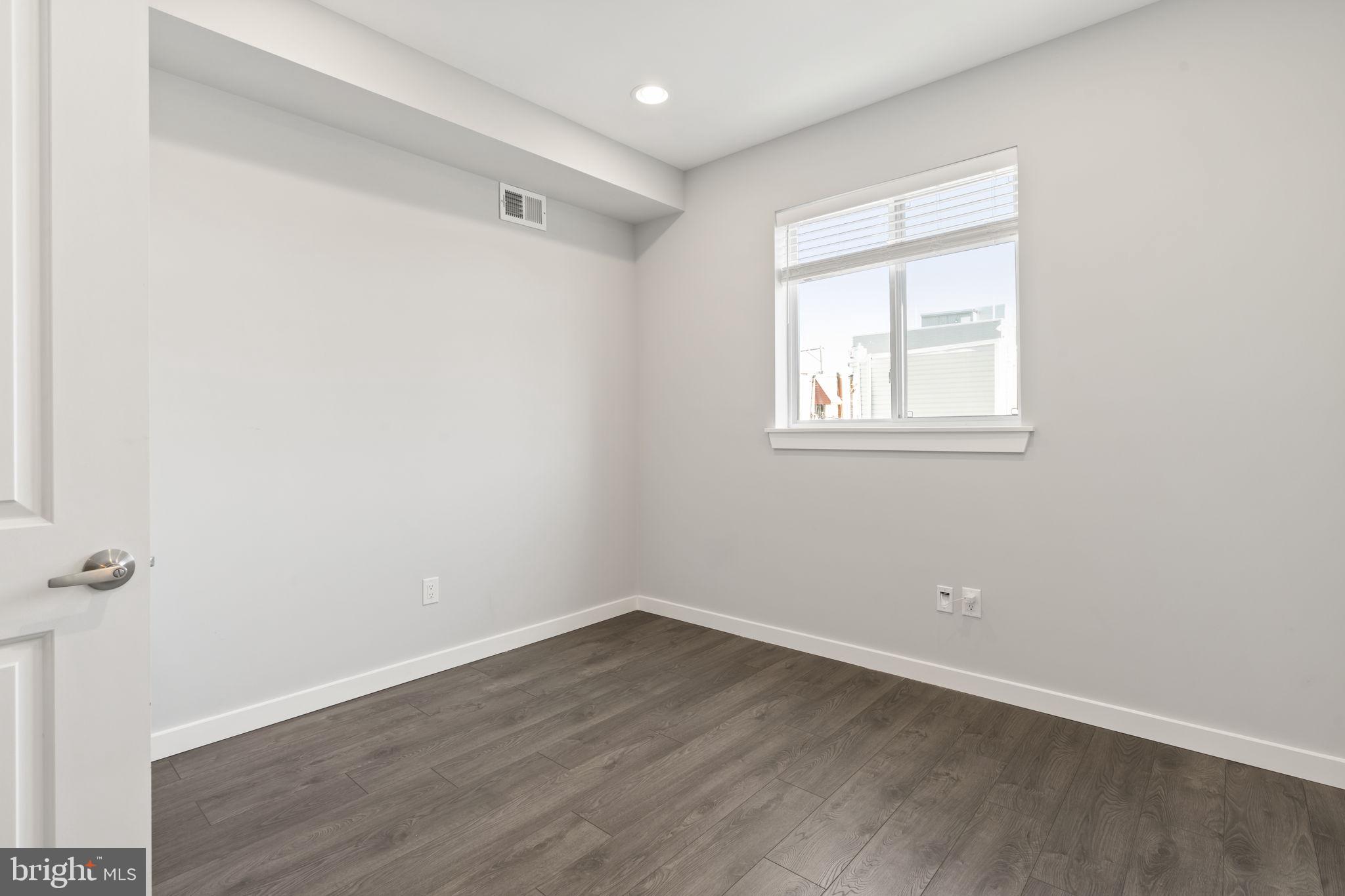 EAST KENSINGTON - Residential