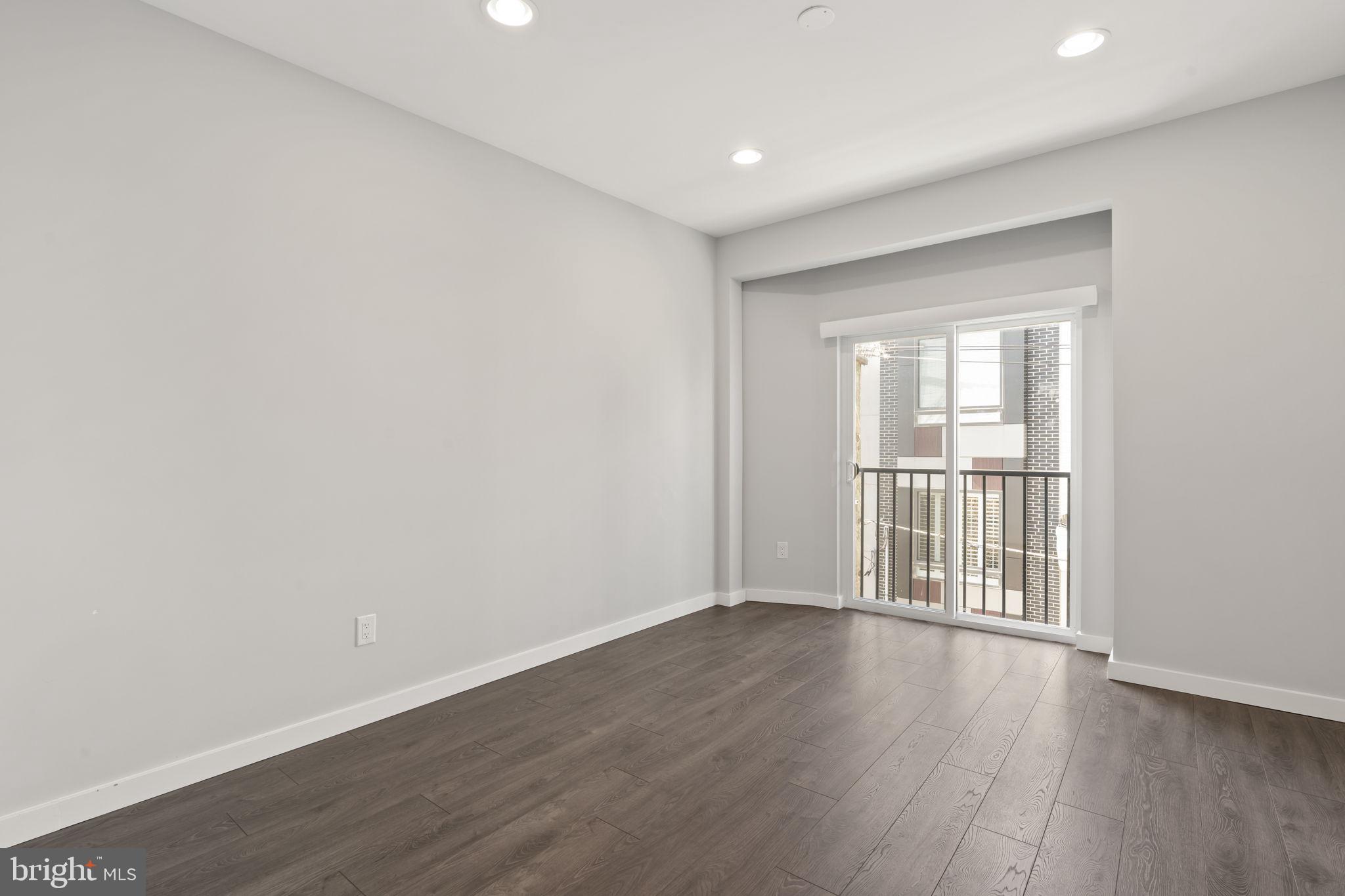 EAST KENSINGTON - Residential